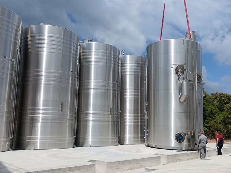 Montage cuves inox sur site